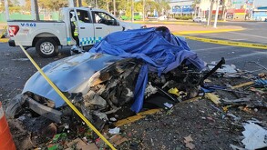 Conductor muere al chocar contra postes en Zapopan; viajaba en un Mazda convertible y testigos reportan que iba a más de 150 km/h.