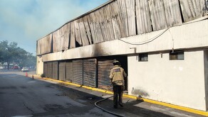 Bodega se incendia en Monterrey