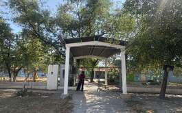 Alumnos de un kinder en Monterrey padecen la ola de calor ante la falta de energía eléctrica en la escuela.