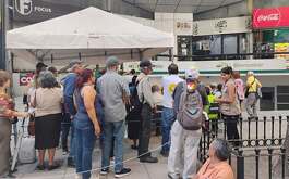 Adultos mayores se expusieron a altas temperaturas para cobrar la pensión de la Secretaría del Bienestar en Monterrey.