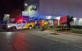 Un hombre fue atacado a balazos cuando salía de un restaurante sobre avenida Paseo de los Leones en Monterrey.