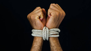 Los presuntos agresores habrían entrado directamente con intención de asesinarlo, ya que no robaron nada del domicilio.