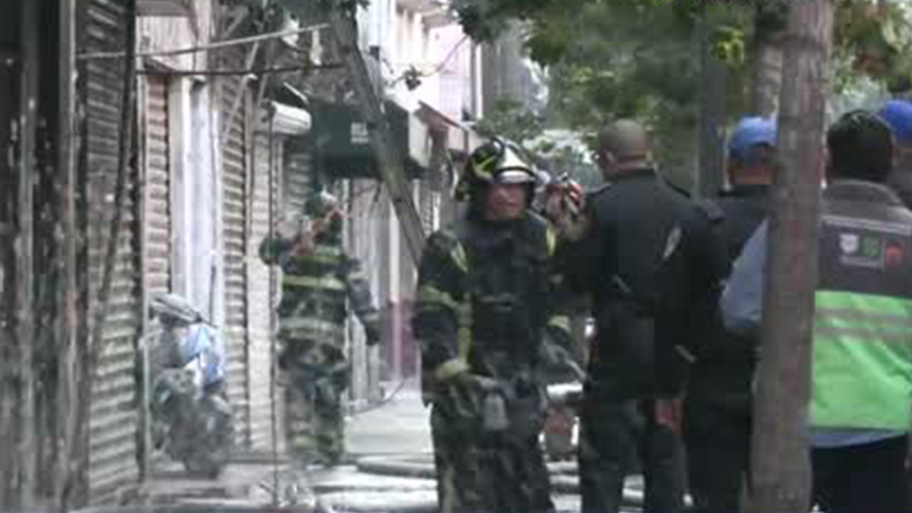 Controlan un incendio en una bodega textil del Centro Histórico de la Ciudad de México