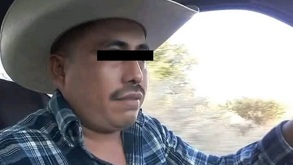 un hombre con sombrero en una camioneta