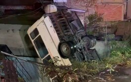 Al interior de la vivienda se encontraba una familia quienes aterrados por el estruendo salieron para ponerse a salvo.