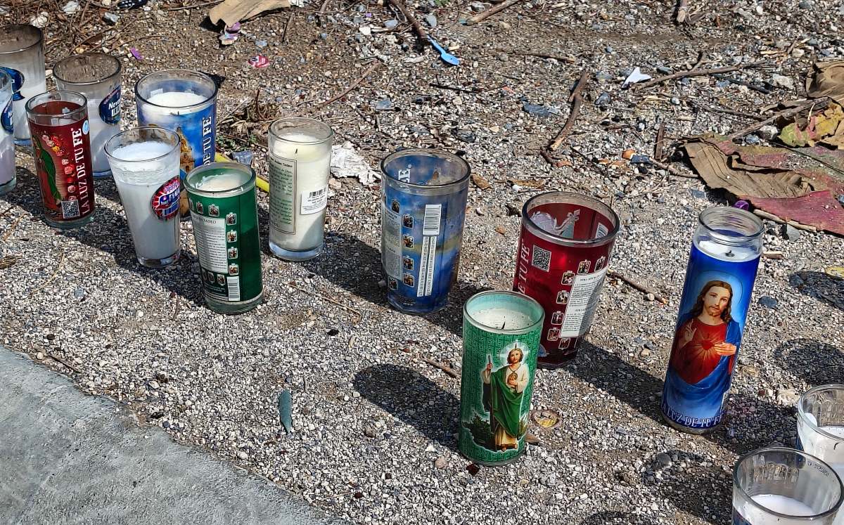 Veladoras colocadas por vecinos en Pesquería, Nuevo León por las muertes de los menores. | Marcela Cuevas