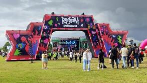 jóvenes en un festival de música