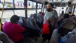 El INAPAM brinda diferentes descuentos y beneficios a los adultos mayores que cuentan con su tarjeta del instituto, entre ellos el transporte público