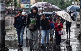 Ciudadanos conducen por avenidas inundadas este 17 de junio.