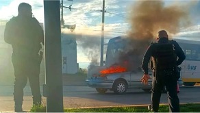Un automóvil Tsuru color gris comenzó a incendiarse repentinamente en plena vía pública, a la altura del Blvd. San Juan Bosco, en León.