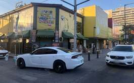 Elementos de la Agencia Estatal de Investigaciones desplegó un operativo en una zona comercial del Centro de Monterrey, aunque no se han informado más detalles.