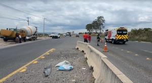 Después de que la revolvedora chocara al motociclista, continuó avanzando algunos metros atropellando al conductor.
