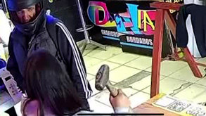 En un negocio en la alcaldía Xochimilco un hombre amenazó a una mujer para que le dé el dinero.