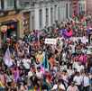personas en una marcha de la comunidad lgbt personas en una marcha de la comunidad lgbt