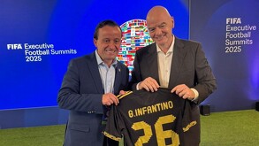 Mikel Arriola se reunió con el presidente de la FIFA en Miami como parte del diálogo rumbo al próximo mundial de clubes.