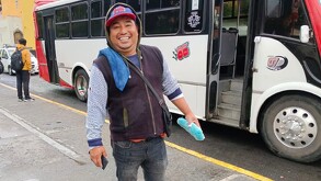 Los trabajadores han tenido que modificar su rutina debido al mal clima, añadiendo hasta dosis de vitaminas para poder salir a la calle pese a las fuertes lluvi