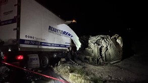 Un trágico accidente entre dos camiones de la carretera Cuatrociénegas - San Pedro tras sufrir una descompostura, dejó como saldo a dos personas fallecidas.