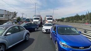 vehículos varados en una autopista
