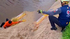 El hombre que cayó al Malecón del Río de León tuvo que ser rescatado por elementos de Protección Civil de León para evitar una tragedia.