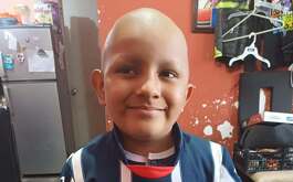 El pequeño Oziel de 8 años necesita de un tratamiento constante para luchar contra el tumor cerebral que tiene. Su familia pide apoyo económico para ello.