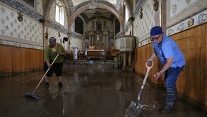 Decenas de habitantes comenzaron a llegar espontáneamente con escobas, cubetas y recogedores, todos con una misma intención: “vengo a ayudar”.