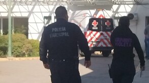 Después de varios años de ausentarse de casa por problemas de adicción a drogas, un hombre regresó y enfrentó fuerte discusión con su hijo.