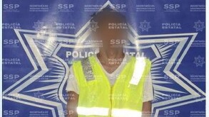 Una mujer se llevó la sorpresa al ver a través de la ventana a un individuo en el patio, por lo que solicitó apoyo de vecinos para someterlo.