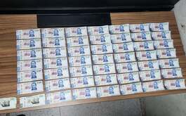 Un menor fue detenido en el Centro de Monterrey con casi 25 mil pesos en billetes falsos por la Policía Municipal. Fueron 48 billetes de 500 pesos y dos de 200.