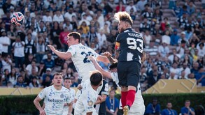 El jugador español se eleva ante la defensa italiana para marcar el primer gol de la noche