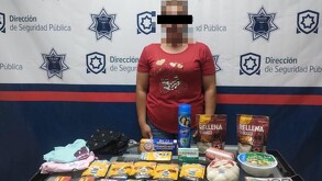 Luego de ingresar a un supermercado una mujer fue sorprendida intentando robar varios productos en la ciudad de Torreón, fue atrapada.