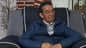 un hombre sentado en un sillón