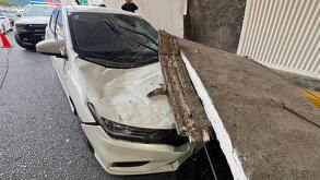 El accidente no dejó personas lesionadas, y el conductor del camión fue alcanzado por tránsito