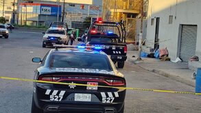 de pronto uno de ellos sacó un arma de fuego