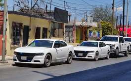 Una cama, un comedor y un juego de sillas fueron asegurados en unos cuartos de renta en la colonia Unidad Modelo en Monterrey, tras el robo de una mueblería.