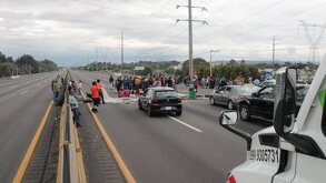 vehículos varados en una autopista