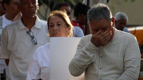 los presentes participaron atentamente en la celebración, mientras escuchaban diversos cantos. Algunos no pudieron contener las lágrimas.