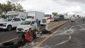 autos y camiones varados en una autopista bloqueada