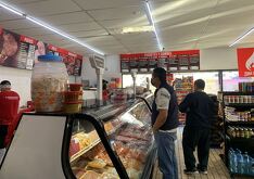 Regios acuden a carnicerías para recibir el Año Nuevo con carne asada.