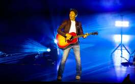 El cantante británico James Blunt celebró 20 años de éxitos con concierto en el Escenario GNP Seguros en el municipio de Monterrey, Nuevo León.