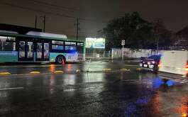 Un hombre murió atropellado por un camión de la Ecovía sobre la avenida Lincoln en el municipio de Monterrey la noche del lunes 30 de junio.