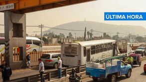 motocicletas, camiones y autos en una autopista
