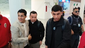 El 'Cotorro' fue recibido en el aeropuerto con varias muestras de afecto por parte de los aficionados de las Chivas; aseguró que hablará en la cancha.