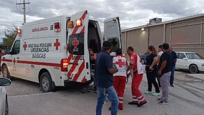 Un sujeto en completo estado de ebriedad intentó agredir a oficiales de Tránsito y Vialidad de Torreón tras tener un accidente y fue detenido.