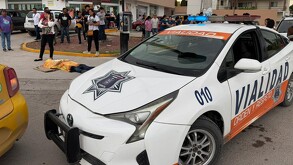 Un hombre de 50 años murió la tarde este jueves a las afueras de una farmacia ubicada en el bulevar Libertad esquina con José Vasconcelos en Torreón.