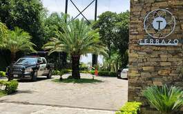 Tres hombres armados irrumpieron en una quinta al sur de Monterrey y robaron un auto de lujo, 400 mil pesos en efectivo, relojes y joyería.