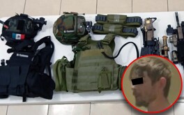 El reporte policiaco señala que el sujeto manifestaba una actitud agresiva y portaba diversas armas.