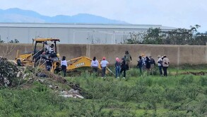 Continúan hallazgos de restos humanos en la colonia Las Agujas de Zapopan, sumando 33 bolsas encontradas en segunda fosa clandestina.