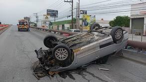 Dos hombres en estado de ebriedad sobreviven de milagro tras volcar su auto en San Nicolás