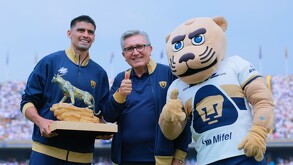 El goleador de Pumas recibe el trofeo luego de vencer al Leganés en el partido amistoso.