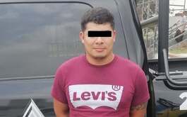 Un hombre de origen nicaragüense fue detenido a bordo de una motocicleta con placas colgadas en pleno Centro de Monterrey.